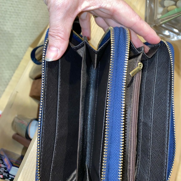 NWOT MKF Collection Wristlet Clutch Navy with gold trim - Picture 2 of 5